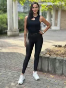 Extra rugalmas, fényes anyagú, magas, gumis derekú, kényelmes, csinos leggings. (S-L méretre ajánljuk.)