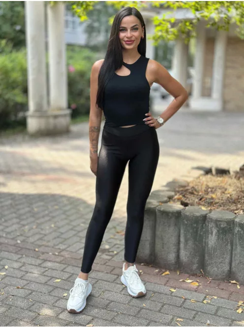 Extra rugalmas, fényes anyagú, magas, gumis derekú, kényelmes, csinos leggings. (S-L méretre ajánljuk.)