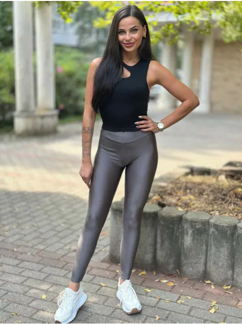 Extra rugalmas, fényes anyagú, magas, gumis derekú, kényelmes, csinos leggings. (S-L méretre ajánljuk.)