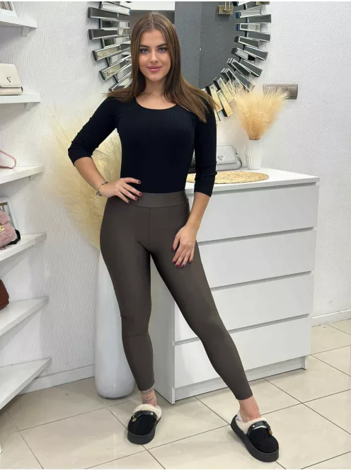 Extra rugalmas, fényes anyagú, magas, gumis derekú, kényelmes, csinos leggings. (S-L méretre ajánljuk.)