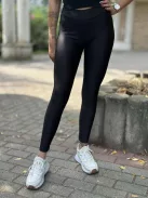 Extra rugalmas, fényes anyagú, magas, gumis derekú, kényelmes, csinos leggings. (S-L méretre ajánljuk.)
