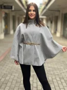 Szövet hatású, lenge fazonú, béleletlen, nem rugalmas anyagú, gombos, vékony, átmeneti poncsó övvel. (S-XL méretre ajánljuk.)