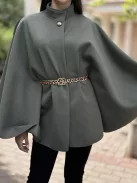 Szövet hatású, lenge fazonú, béleletlen, nem rugalmas anyagú, gombos, vékony, átmeneti poncsó övvel. (S-XL méretre ajánljuk.)