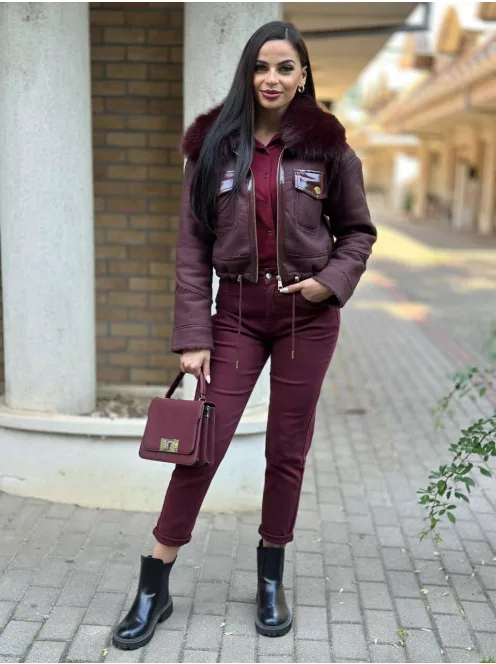 Belül bundás, prémium minőségű, zsebes, szőrmés, nem rugalmas anyagú, alul összehúzható, műbőr kabát. A Modell S méretet visel. (S, M és L méretekben.)