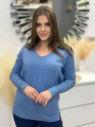 Rugalmas, puha anyagú, elöl rövid, hátul hosszú, vékony, kötött felső. A Modell L/XL méretet visel.