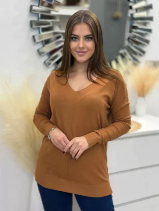   Rugalmas, puha anyagú, elöl rövid, hátul hosszú, vékony, kötött felső. A Modell L/XL méretet visel.