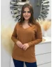   Rugalmas, puha anyagú, elöl rövid, hátul hosszú, vékony, kötött felső. A Modell L/XL méretet visel.